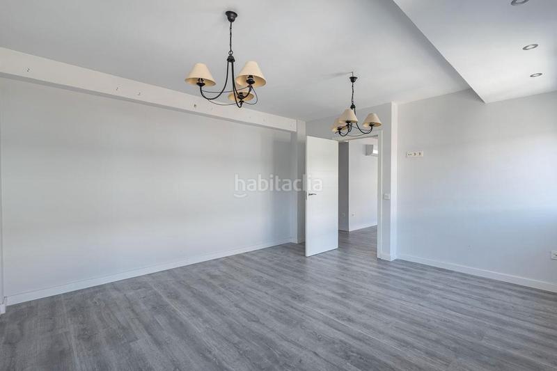Foto d853da83-9650-4660-b00c-23af80c58ad8. Piso presentamos un espectacular piso ubicado en una planta alta en el corazón , a escasos pasos de la emblemática calle pedr en Granada