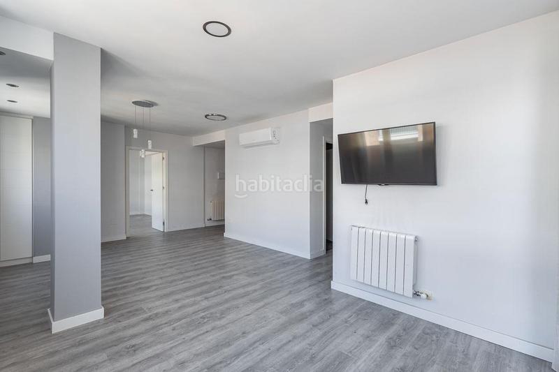 Foto dbf7f789-d7ae-465c-b476-260ed117d652. Piso presentamos un espectacular piso ubicado en una planta alta en el corazón , a escasos pasos de la emblemática calle pedr en Granada