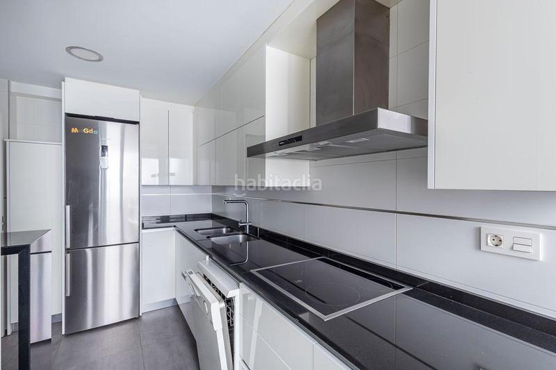 Foto dee29917-45ab-41ff-a660-1de37efd52da. Piso presentamos un espectacular piso ubicado en una planta alta en el corazón , a escasos pasos de la emblemática calle pedr en Granada