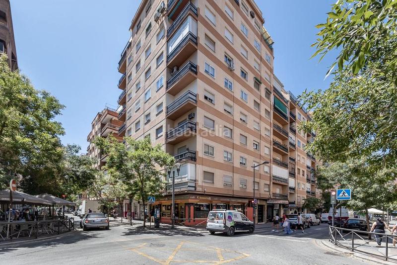 Foto e30b5218-2e2b-4d5d-b6ef-00b1b468440e. Piso presentamos un espectacular piso ubicado en una planta alta en el corazón , a escasos pasos de la emblemática calle pedr en Granada