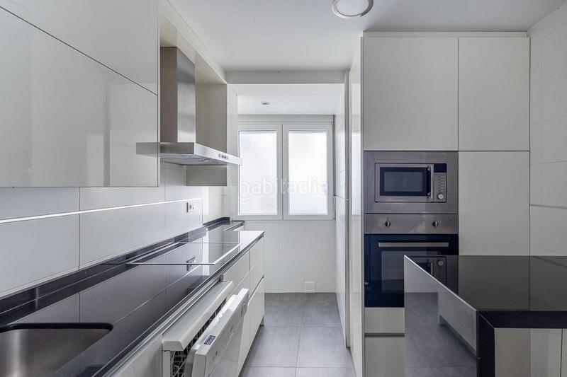 Foto f6b09ef8-2860-4603-ba45-910ca0b21822. Piso presentamos un espectacular piso ubicado en una planta alta en el corazón , a escasos pasos de la emblemática calle pedr en Granada