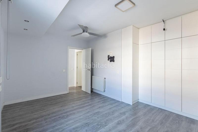 Foto fa6b212d-e38a-4859-aa01-68e567431f14. Piso presentamos un espectacular piso ubicado en una planta alta en el corazón , a escasos pasos de la emblemática calle pedr en Granada