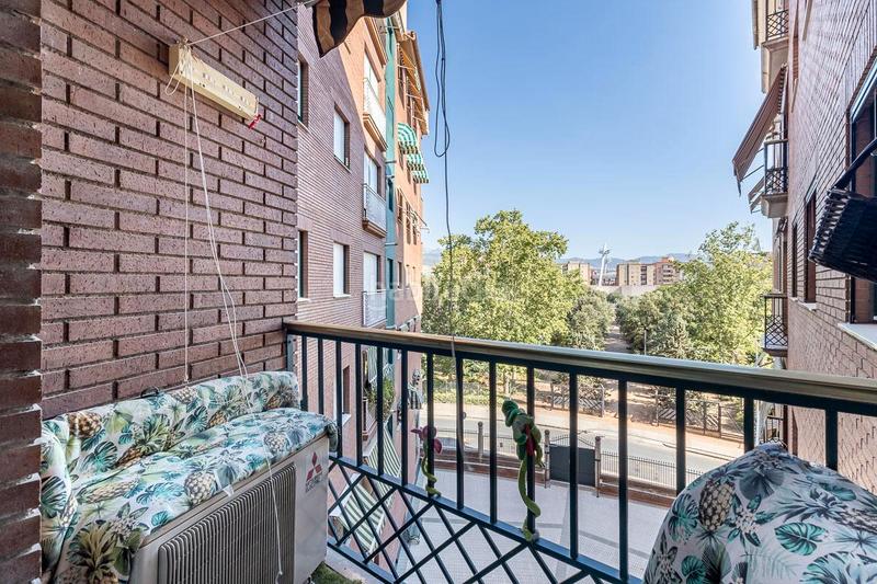 Foto 8ef0dbae-00d9-4760-b5f9-7fc6ecfa62d3. Piso este atractivo piso se encuentra ubicado en la codiciada zona del palacio de los deportes, una ubicación privilegiada que garantiz en Granada