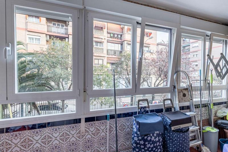 Foto 42fc7e59-3c6c-42c5-acdc-ea82bce202f1. Piso en el barrio de angustias, al noroeste de la ciudad y perteneciente al distrito de la chana, ponemos a tu disposición este exclusi en Granada