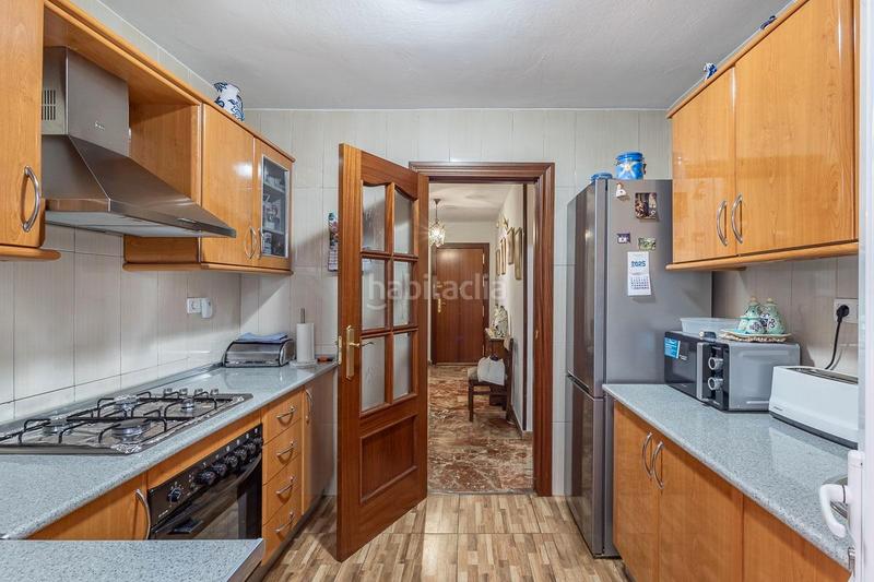 Foto d96c14f7-0009-4c6a-a0e8-9eef6fb4ee89. Piso en el barrio de angustias, al noroeste de la ciudad y perteneciente al distrito de la chana, ponemos a tu disposición este exclusi en Granada