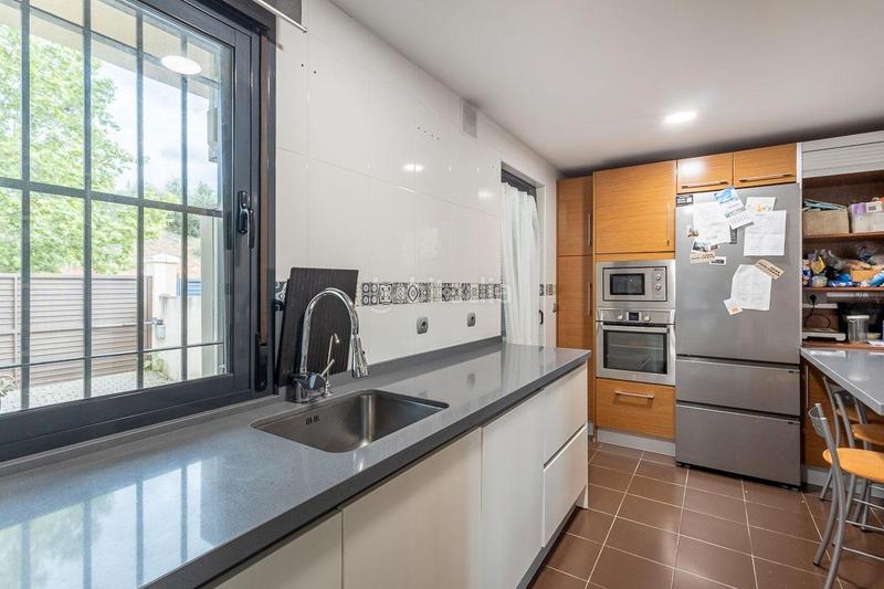 Foto 4fa53223-19a0-4146-bf62-5329ccd83b43. Chalet te presentamos tu futuro hogar en uno de los residenciales más conocidos de toda la ciudad de granada. situada a menos de de 10 m en Albolote