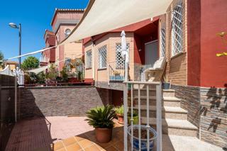 Casa adossada  Calle río monachil. Descubre esta impresionante casa que combina lujo, comodidad y n