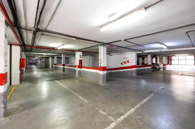 Foto c76af498-39a8-4b59-a2b3-a97c9b3ce040. Parking coche en calle morena 1 comoda plaza de garaje en villarejo, junto camino de ronda, cerca de los juzgados y hospitales. junto parada de bus y metro. ademá en Granada