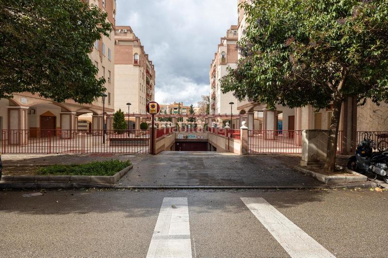 Foto cc960cb6-e0df-4150-a480-fd71b1f4b48d. Parking coche en calle morena 1 comoda plaza de garaje en villarejo, junto camino de ronda, cerca de los juzgados y hospitales. junto parada de bus y metro. ademá en Granada