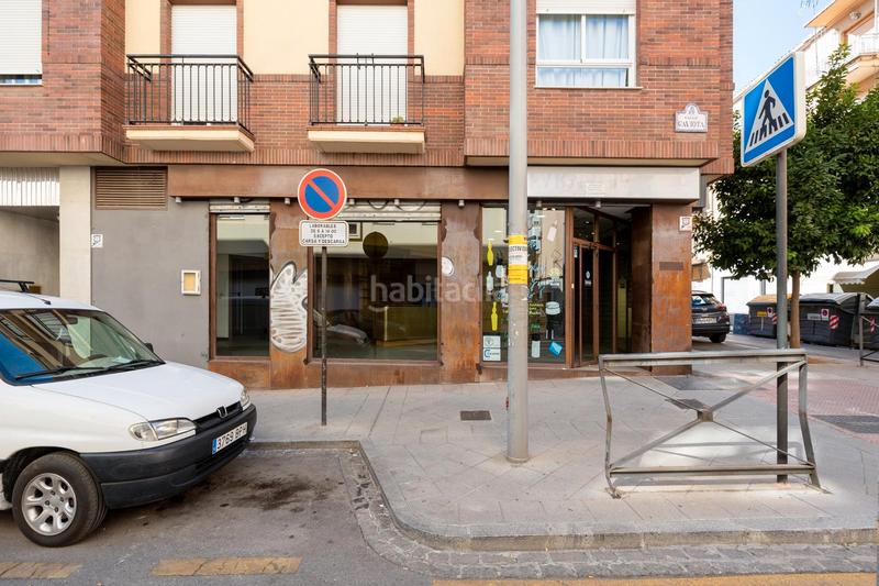 Foto 2563413e-feb4-4636-9069-81a2fc5e4f8f. Local comercial magnifico local en esquina en el barrio de los Pajaritos, junto caleta y estación ave, totalmente instalado. dispone de aire acond en Granada