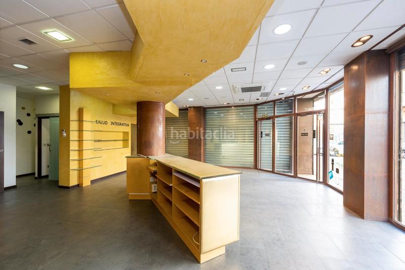 Foto 4bf766c4-5fdc-45ab-b1fe-2937ce2a1bf6. Local comercial magnifico local en esquina en el barrio de los Pajaritos, junto caleta y estación ave, totalmente instalado. dispone de aire acond en Granada