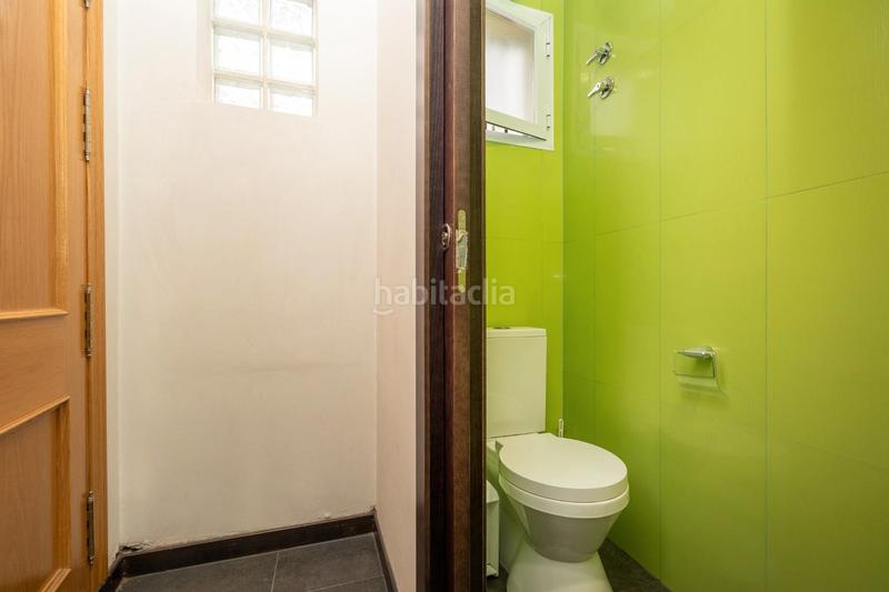 Foto 6f563da9-dfb1-455d-bb6e-066a45b7ba4b. Local comercial magnifico local en esquina en el barrio de los Pajaritos, junto caleta y estación ave, totalmente instalado. dispone de aire acond en Granada