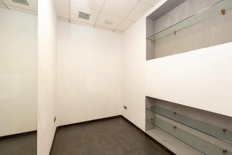 Foto 89340384-4e30-4661-9435-91bbf51fca8d. Local comercial magnifico local en esquina en el barrio de los Pajaritos, junto caleta y estación ave, totalmente instalado. dispone de aire acond en Granada