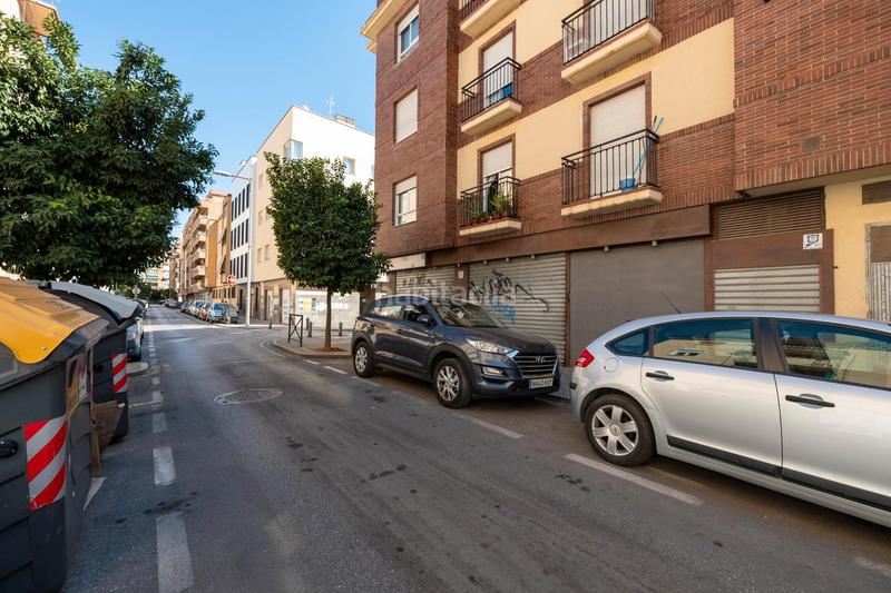Foto b5d79bd0-44e9-4a5c-84d8-04c9ae89a159. Local comercial magnifico local en esquina en el barrio de los Pajaritos, junto caleta y estación ave, totalmente instalado. dispone de aire acond en Granada