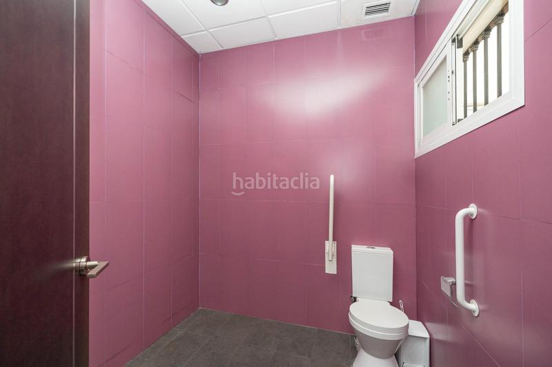 Foto c1cdd9e3-953b-4301-ae85-3e8bc13a1c31. Local comercial magnifico local en esquina en el barrio de los Pajaritos, junto caleta y estación ave, totalmente instalado. dispone de aire acond en Granada