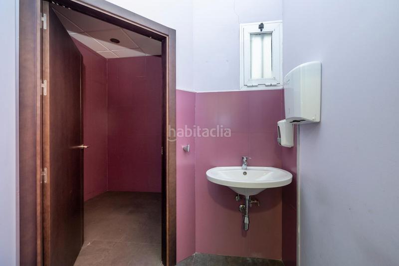 Foto d4a43a95-b838-4384-9d21-6c63625a99c3. Local comercial magnifico local en esquina en el barrio de los Pajaritos, junto caleta y estación ave, totalmente instalado. dispone de aire acond en Granada