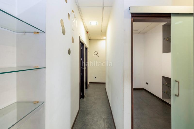 Foto d4ec5d02-dbed-49ba-a68a-ec35d1ac9a6a. Local comercial magnifico local en esquina en el barrio de los Pajaritos, junto caleta y estación ave, totalmente instalado. dispone de aire acond en Granada