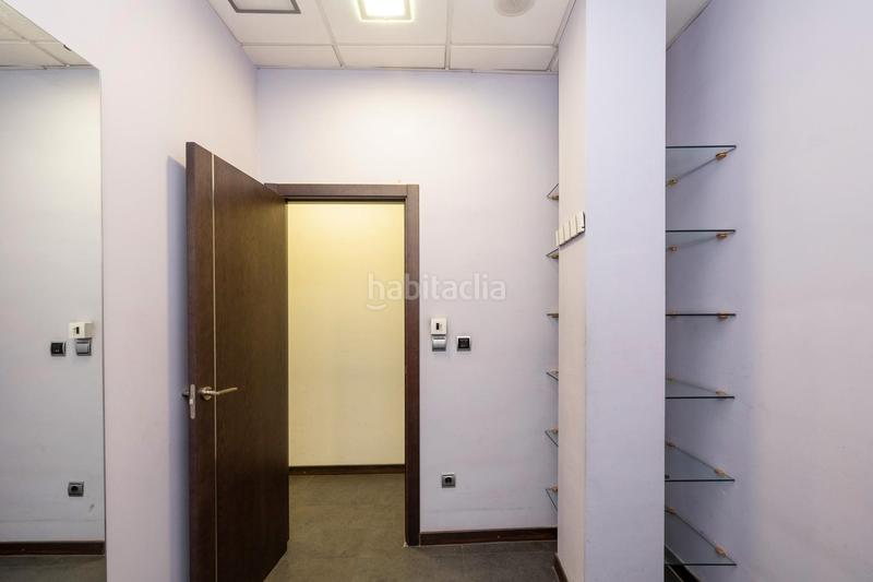 Foto f6d573f7-a99a-4b17-b06a-bcbd41161588. Local comercial magnifico local en esquina en el barrio de los Pajaritos, junto caleta y estación ave, totalmente instalado. dispone de aire acond en Granada