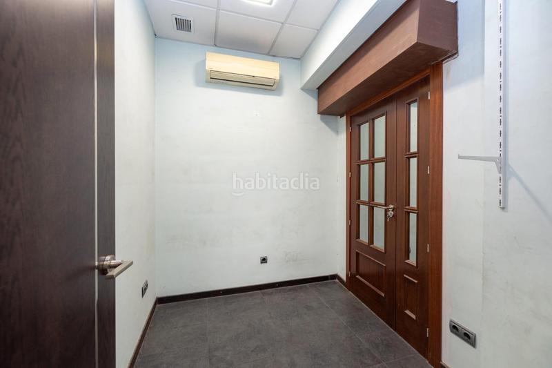 Foto fdca7fce-7ccb-486f-acf3-b07bea94dfdf. Local comercial magnifico local en esquina en el barrio de los Pajaritos, junto caleta y estación ave, totalmente instalado. dispone de aire acond en Granada
