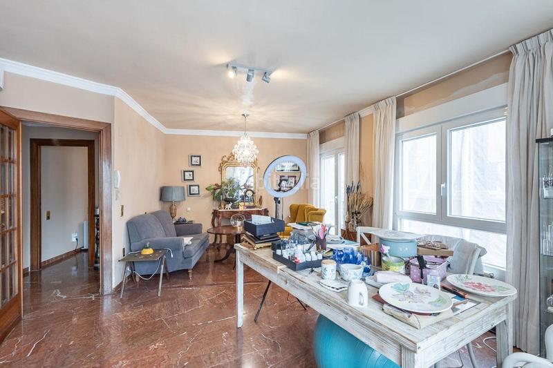 Foto a2c90b6f-73b6-42d2-a61d-5295b76d53bd. Piso te presentamos un espectacular piso de 232 m² que combina amplitud, comodidad y luminosidad en cada rincón. este hogar, ideal para en Granada