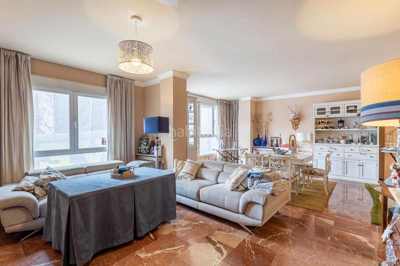 Foto ab70ec7a-f2cf-4df1-94e5-e0cc3ee129ea. Piso te presentamos un espectacular piso de 232 m² que combina amplitud, comodidad y luminosidad en cada rincón. este hogar, ideal para en Granada