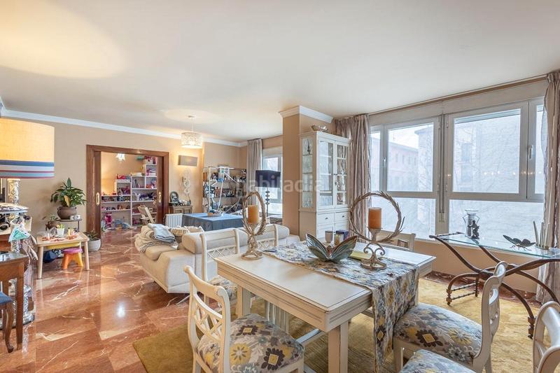 Foto ce54ef19-aa6a-40b1-8476-06200dadb807. Piso te presentamos un espectacular piso de 232 m² que combina amplitud, comodidad y luminosidad en cada rincón. este hogar, ideal para en Granada