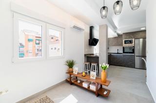 Pis  Avenida de américa. Se vende espectacular vivienda de tres dormitorios y un baño, ub