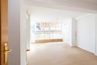 Àtic  Calle párraga. Piso de tres dormitorios, un baño, salón, cocina con lavadero, e