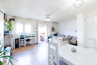 Appartement  Avenida reyes católicos. Os presentamos este espacioso y moderno piso de 100 m² construid