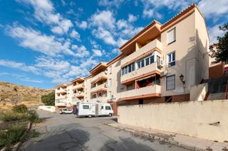 Pis  Calle vista blanca. Ponemos a la venta esta vivienda en cenes de la vega, a solo uno