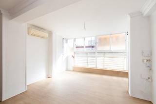 Àtic  Calle párraga. Piso de tres dormitorios, un baño, salón, cocina con lavadero, e