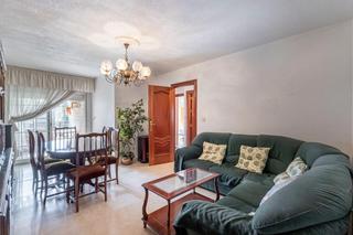 Piso  Calle arquitecto felipe giménez lacal. Tenemos el gusto de presentar este bonito piso en última planta