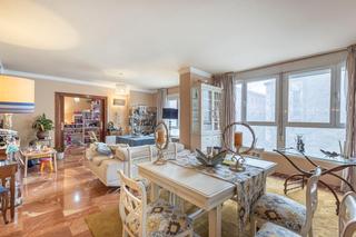 Appartement  Plaza de las descalzas. Te presentamos un espectacular piso de 232 m² que combina amplit