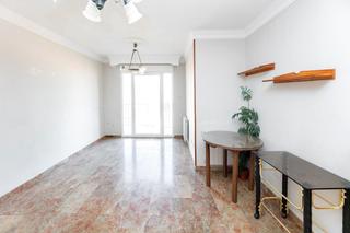 Piso  Calle arzobispo pedro de castro. Descubre este espectacular piso en la zona de alcampo, a 6 minut
