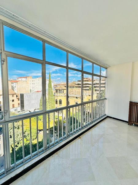 Foto 74d5d782-e420-4ee0-b250-8d81844a5ae4. Alquiler piso disponibilidad inmediata fantastico piso sin muebles en calle recogidas pleno centro , es una quinta planta con ascensor en Granada