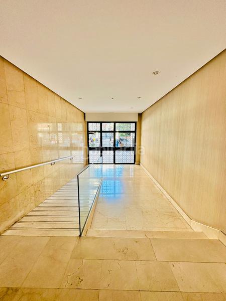 Foto 883b494d-87b5-4b03-bce8-0d9b786ae675. Alquiler piso disponibilidad inmediata fantastico piso sin muebles en calle recogidas pleno centro , es una quinta planta con ascensor en Granada