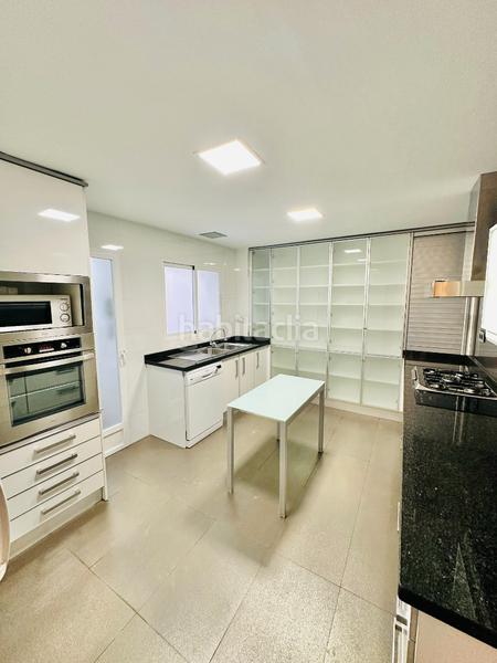 Foto 9a7eb7ec-70ec-465c-855d-fdc4eeb699f1. Alquiler piso disponibilidad inmediata fantastico piso sin muebles en calle recogidas pleno centro , es una quinta planta con ascensor en Granada