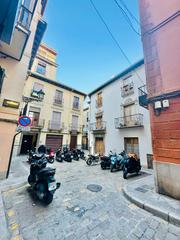 Rent Flat  Placeta de castillejos. Disponibilidad inmediata piso de tres dormitorios y un baño comp