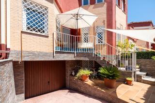 Reihenhaus  Calle río monachil. Descubre esta impresionante casa que combina lujo, comodidad y n