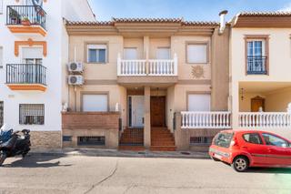 Reihenhaus  Calle guadalete. Descubre esta preciosa casa adosada en una tranquila calle sin s