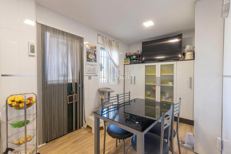 Foto be0a0080-f0e0-4a87-9b5e-68300a2e35d7. Casa adossada amb xemeneia calefacció aparcament a Vegas del Genil