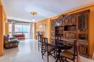 Appartement  Calle bernarda alba. Presentamos un excelente piso ubicado en la codiciada zona del z