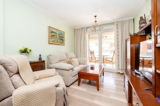 Pis  Plaza ciudad de los cármenes. Se vende piso muy luminoso en tercera planta situado en la plaza