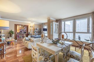 Pis  Plaza de las descalzas. Te presentamos un espectacular piso de 232 m² que combina amplit