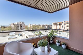 Flat  Calle recreativo de granada. En plena plaza de ciudad de los cármenes, una de las ubicaciones