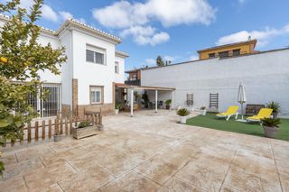 Chalet  Calle condado de huelva. En la consolidada urbanización viña del rey, en otura, se encuen