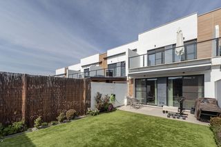 Casa adossada  Calle sierra de baza. Casa adosada moderna en granada, lista para entrar a vivir, con