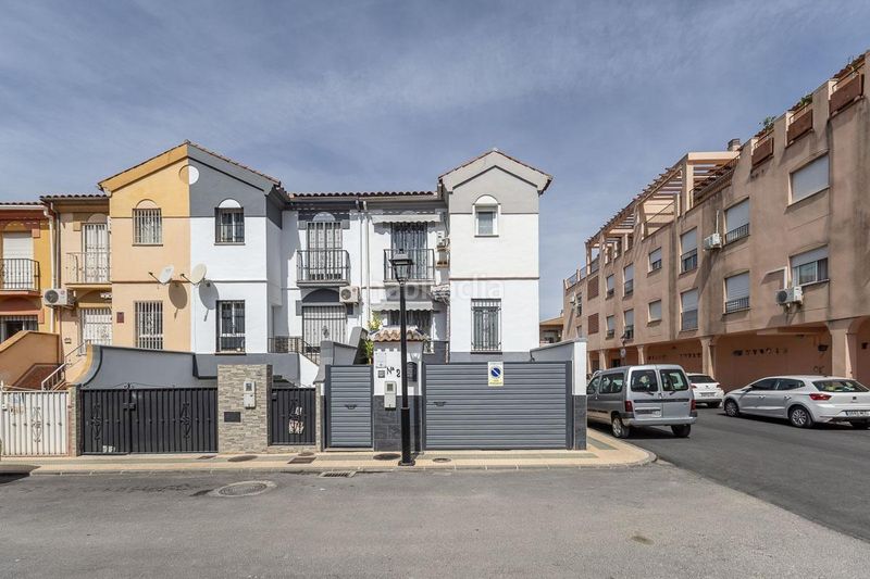 Foto 2f5eadbc-fef6-4f7d-b669-ec616ebaff6b. Casa adossada amb calefacció aparcament a Atarfe