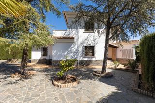 Chalet  Paseo de los olivos. Viva en una de las mejores urbanizaciones privadas de granada, c
