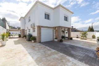 Chalet  Calle condado de huelva. La parcela ofrece un espectacular patio completamente terminado